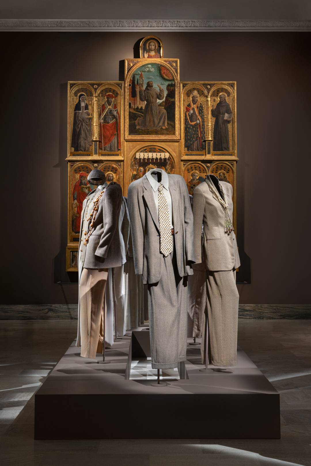 La mostra rende omaggio ai 50 anni di lavoro di Giorgio Armani