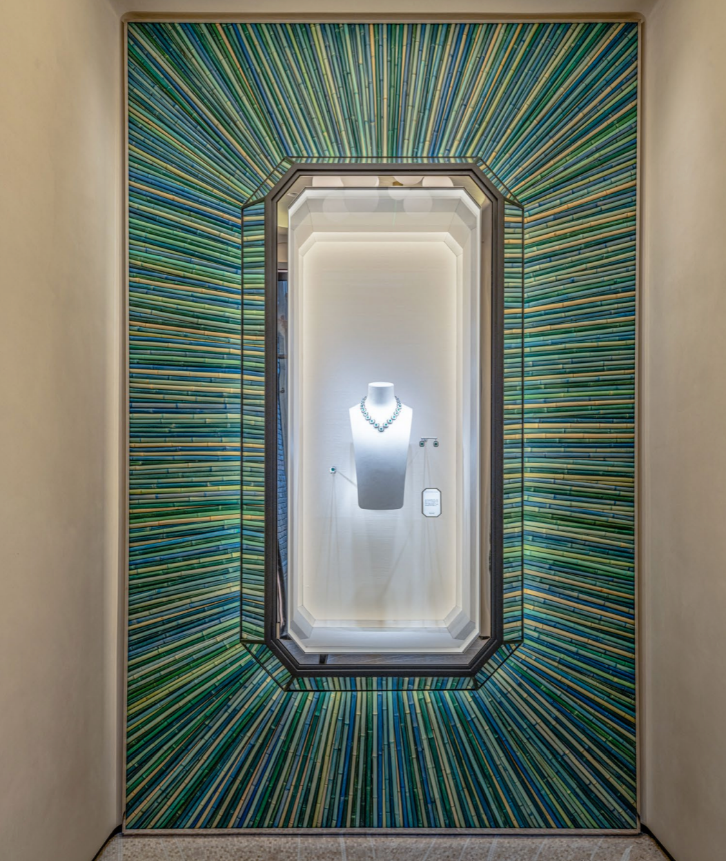 Vitrine mit Bambus-Kunst von Inkgo Lam Ka Yu.