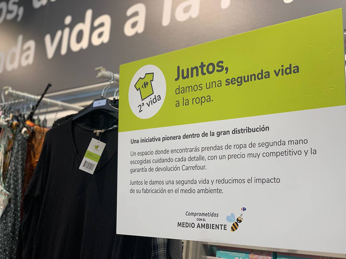 Photo Credits: Corner dedicado a la venta de prendas de segunda mano en el interior de uno de los hipermercados Carrefour.