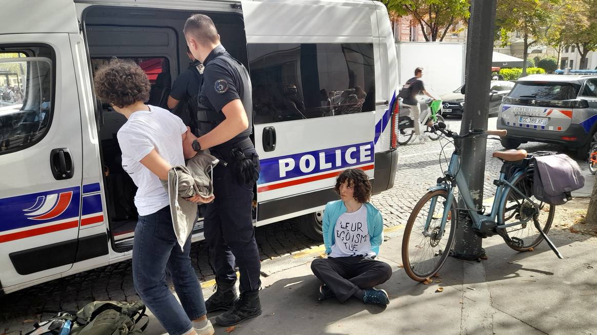 Protesta en la fachada de la Fundación Louis Vuitton
