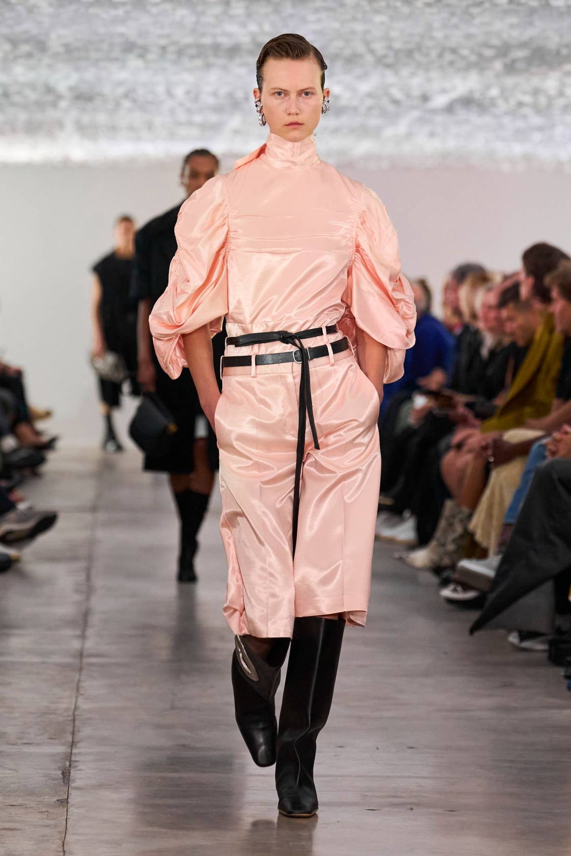 Een ' Peach Fuzz' gekleurd ontwerp in de Jil Sander SS24 presentatie.