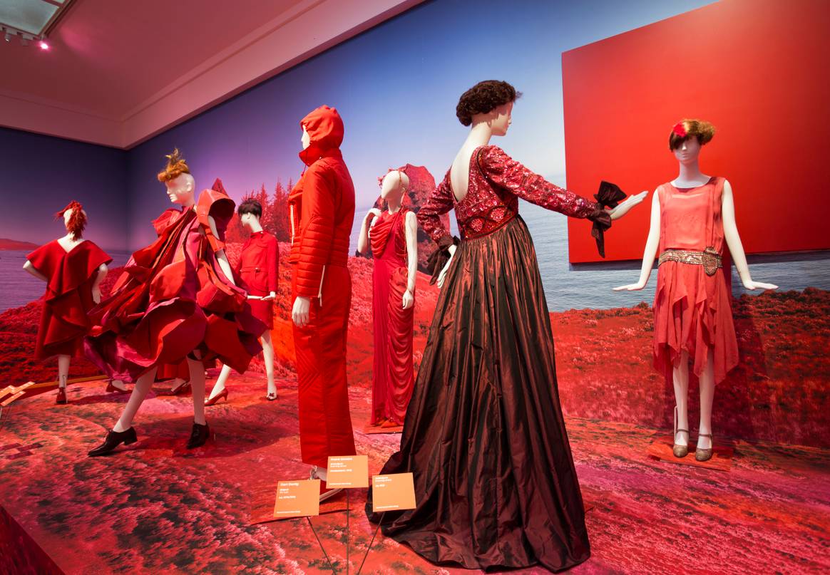 Kleurexplosie in Kunstmuseum Den Haag: hoopvolle mode in sombere tijden