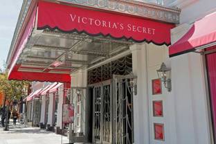 L Brands reports wider Q1 loss, sales decline 