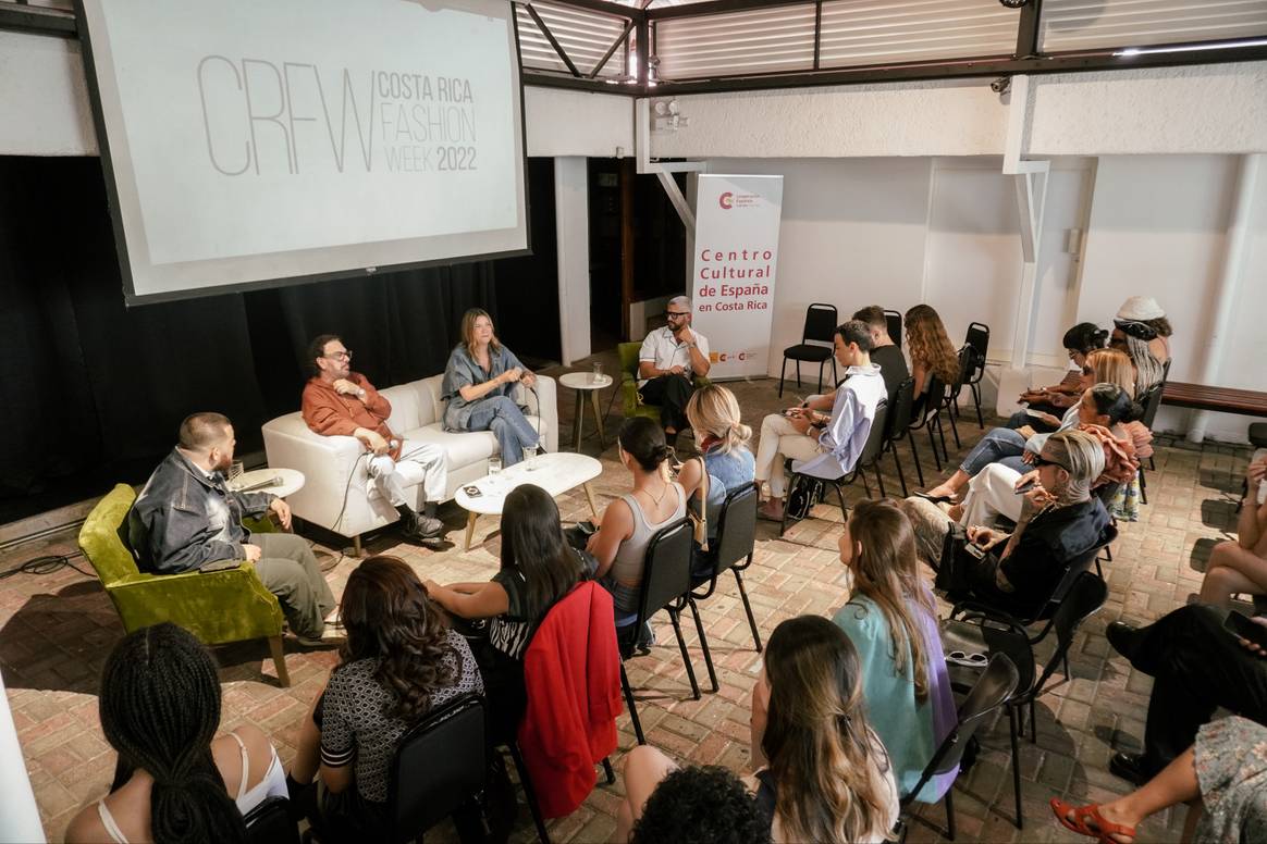 Claudia Zuleta; Rodner Figueroa y José Forteza hablaron sobre la comercialización digital de la moda.