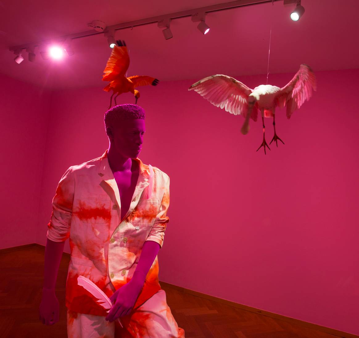 Kleurexplosie in Kunstmuseum Den Haag: hoopvolle mode in sombere tijden