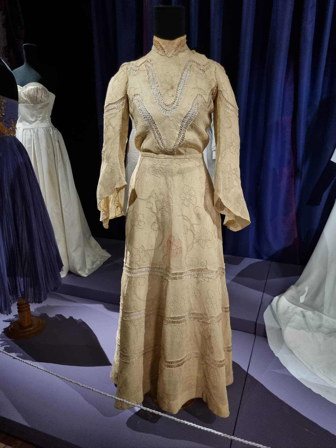 Foto - FashionUnited: Traje de la abuela donado por Paco Jaumandreu al Museo de la Historia del Traje.