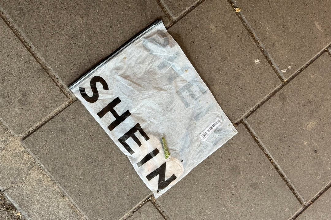 Sac plastique de la marque Shein.