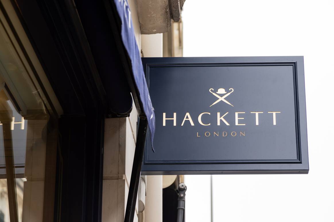 La façade de la boutique Hacket London, rue Marbeuf à Paris.