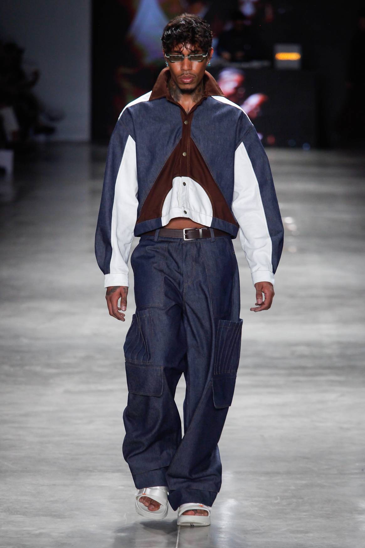 Dendezeiro utilizó recortes en tejidos de diferentes colores formando un diseño geométrico que nos remite a la bandera brasileña