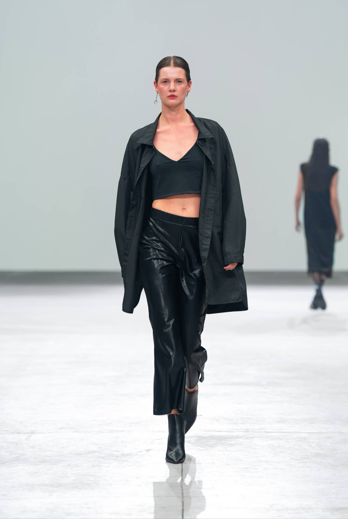 Los looks totales en negro jugaron con distintos cortes en un mismo espacio, combinando prendas que abrazan el cuerpo con opciones de gran tamaño.