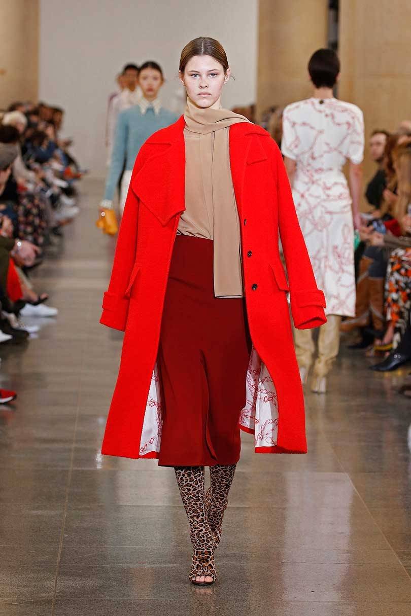Victoria Beckham goes 'retro' at London Fashion Week show