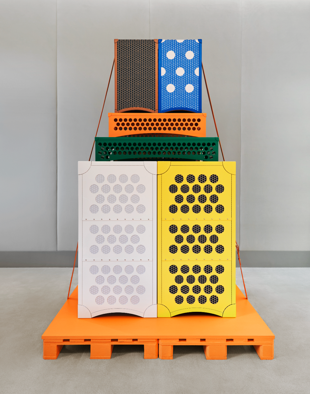 Installazione dello studio parigino Hall Haus nella boutique Moynat, via Monte Napoleone 3 a Milano.