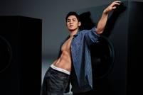 Calvin Klein lanceert nieuwe FW25 denim campagne en collectie