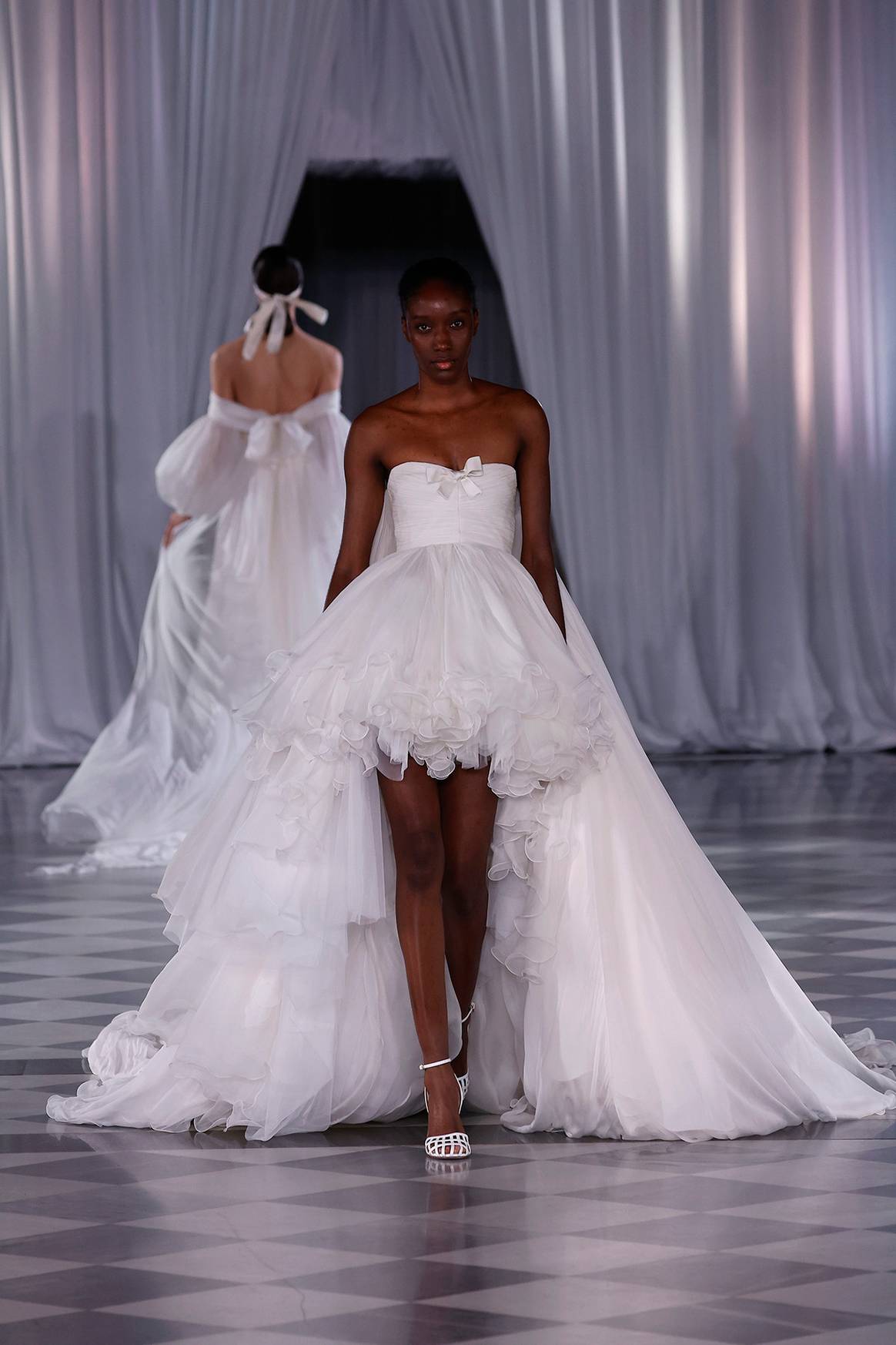 Desfile de Giambattista Valli en la “Bridal Night” de la Barcelona Bridal Fashion Week de abril de 2024.