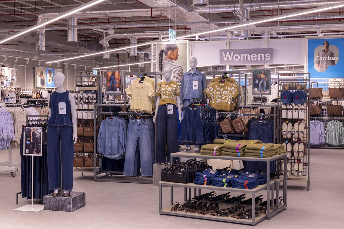 Tienda de Primark en el centro comercial Jaén Plaza de Jaén (España).