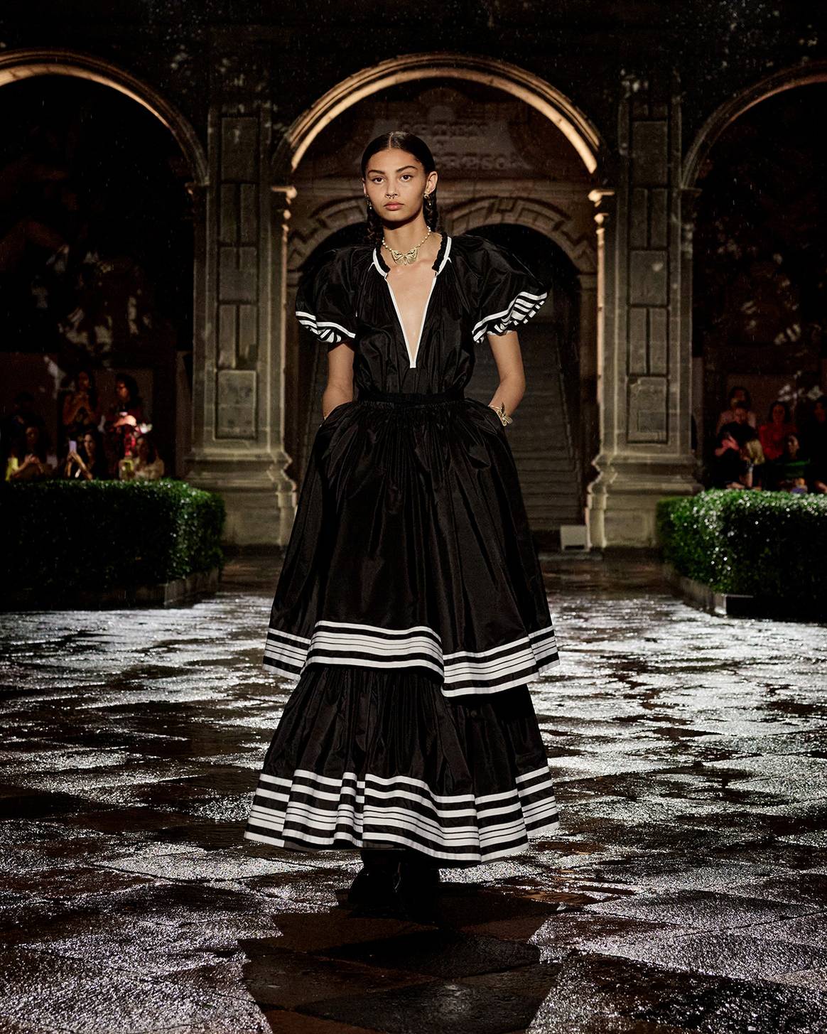 Photo Credits: Dior, desfile de presentación de la colección Crucero 2024 desde el Antiguo Colegio de San Ildefonso de Ciudad de México. Dior, fotografía de cortesía.