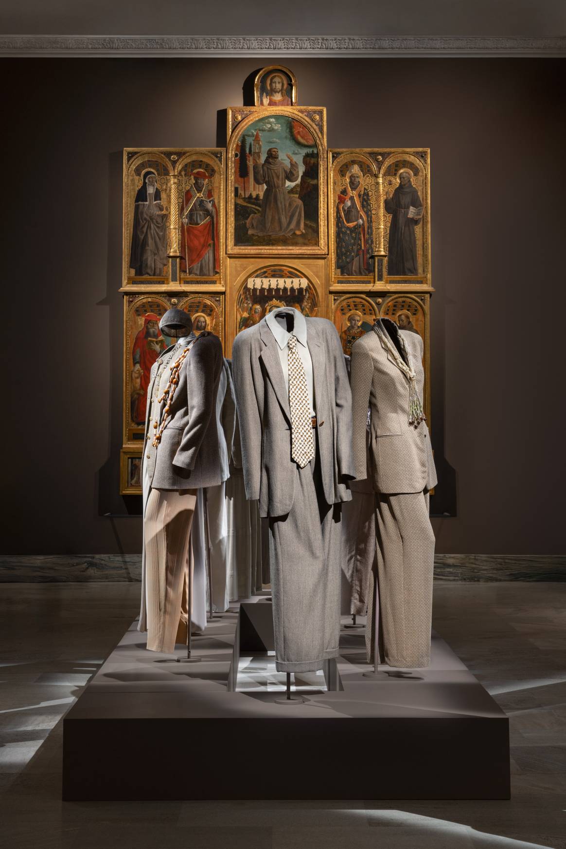 La mostra rende omaggio ai 50 anni di lavoro di Giorgio Armani