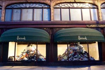 Kijken: Vetements maakt statement tegen overconsumptie in etalages Harrods