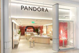 Pandora anuncia que en 2025 todas sus joyas serán de plata y oro reciclados