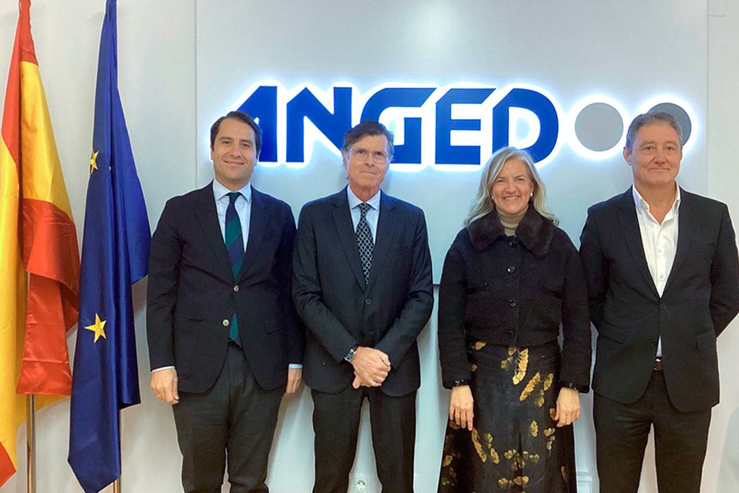 Juan Parés, presidente del Observatorio del Sector Textil y de la Moda, junto a Matilde García Duarte, presidenta de Anged, durante la firma del convenio de asociación entre ambas organizaciones.