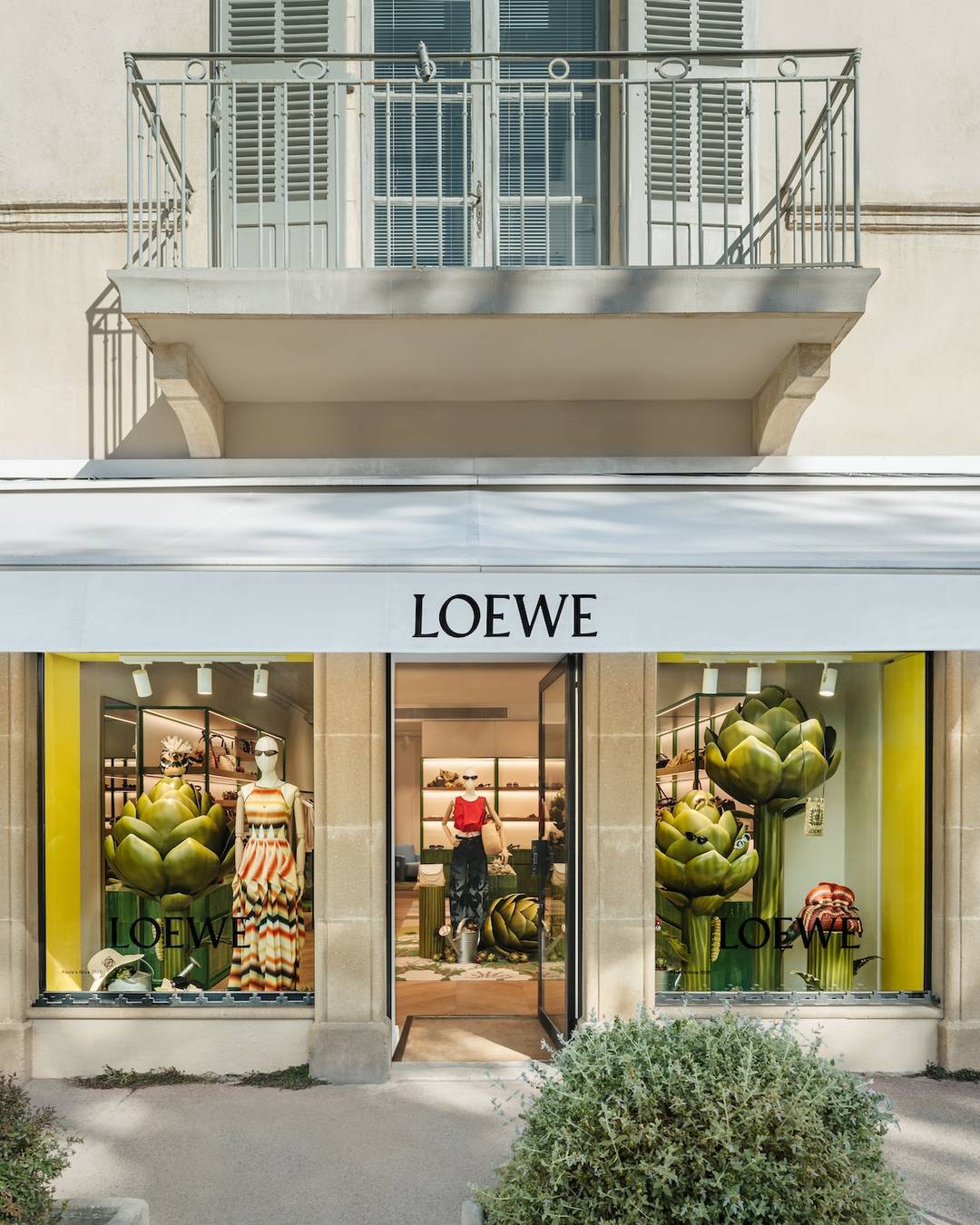 Negozio “resort” di Loewe a Saint-Tropez (Francia).