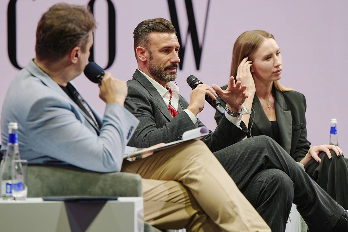 Sergio Puig durante su participación en “BRICS+ Fashion Summit” Moscú en octubre de 2024.