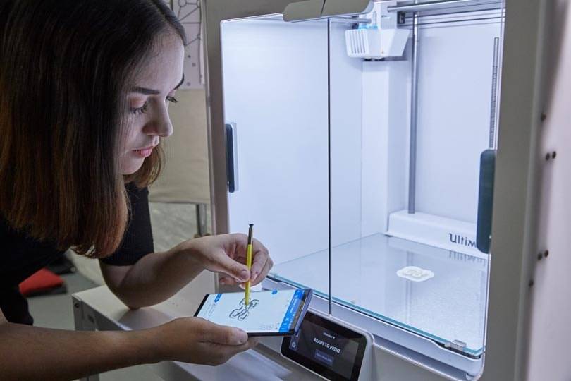 Samsung lädt Absolventin Aurélie Fontan ein, mit dem Mobiltelefon zu designen