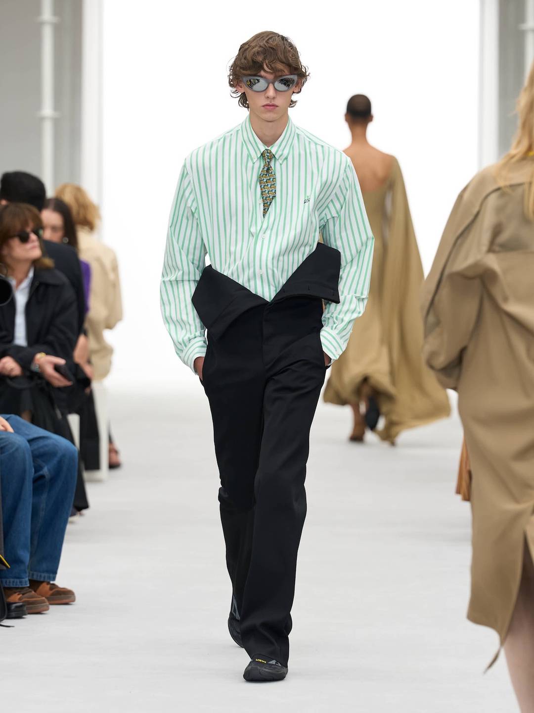 Loewe, sfilata di presentazione delle collezioni donna e uomo per la Primavera/Estate 2027.