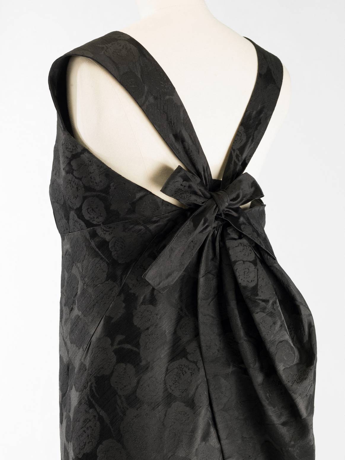 Cristóbal Balenciaga, Cocktailkleid, 1960. Bild: Palais Galliera/ Julien Vidal / Galliera / Roger-Viollet