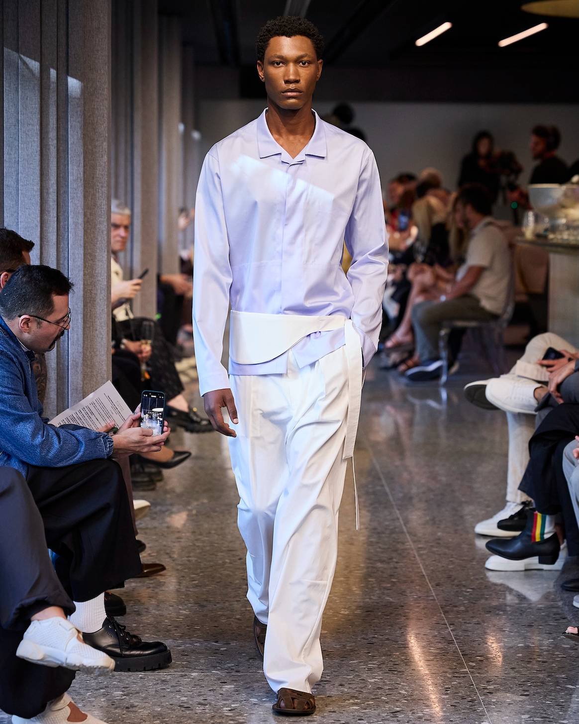 Azul céu e off white em camisa e calça, com pochete