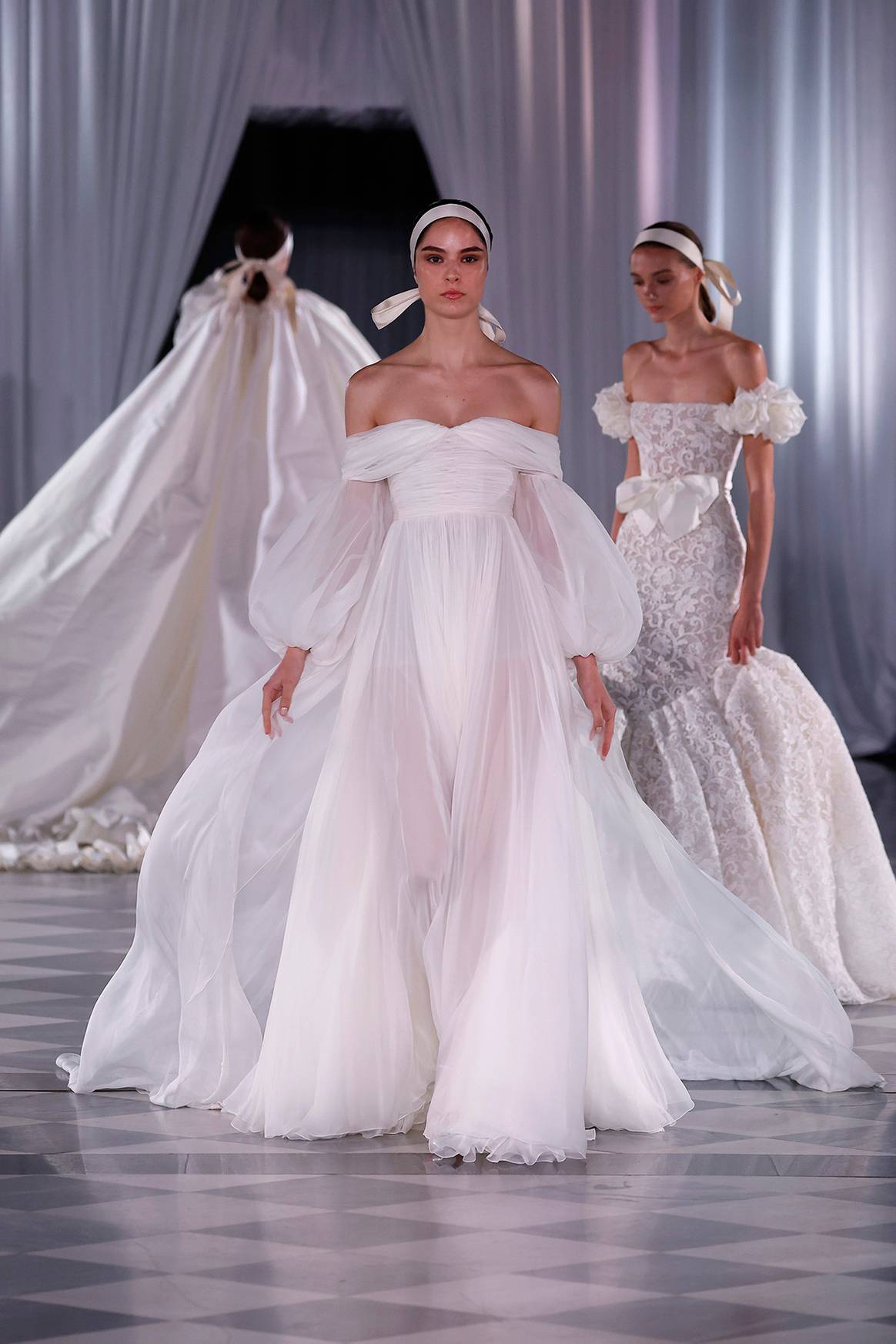 Desfile de Giambattista Valli en la “Bridal Night” de la Barcelona Bridal Fashion Week de abril de 2024.