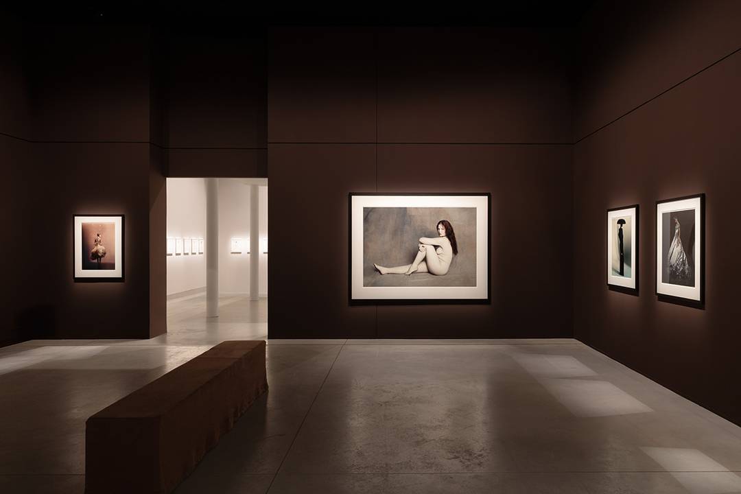 Vista de la exposición “Doubts” dedicada a la obra de Paolo Roversi, organizada por la Fundación MOP en La Coruña (España) del 20 de junio al 20 de septiembre de 2026.