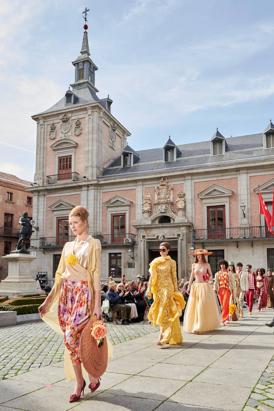 Desfile inaugural en la plaza de la Villa de Madrid de Madrid es Moda, celebrado el jueves 13 de febrero de 2025 en Madrid (España).