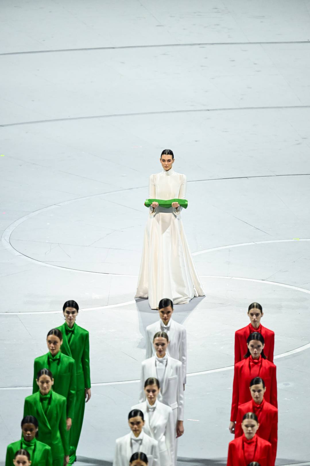 Le modelle precedono la portabandiera