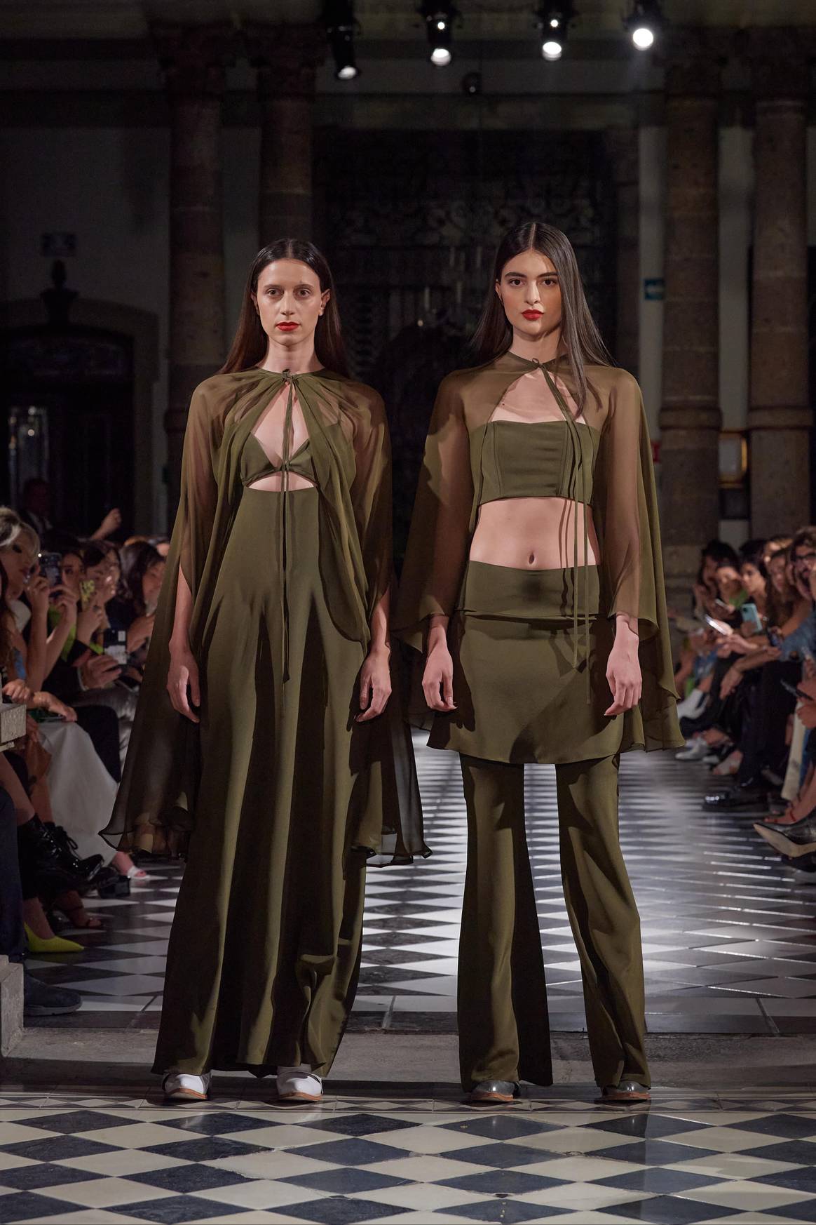 Entre las piezas destacan las transparencias y los crop tops