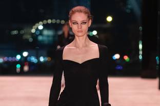 Saint Laurent ha tomado una nueva y elegante dirección en la Semana de la Moda de París