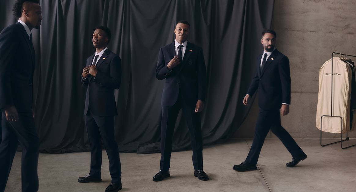 Jugadores del Real Madrid con la nueva indumentaria para el equipo diseñada por Louis Vuitton.