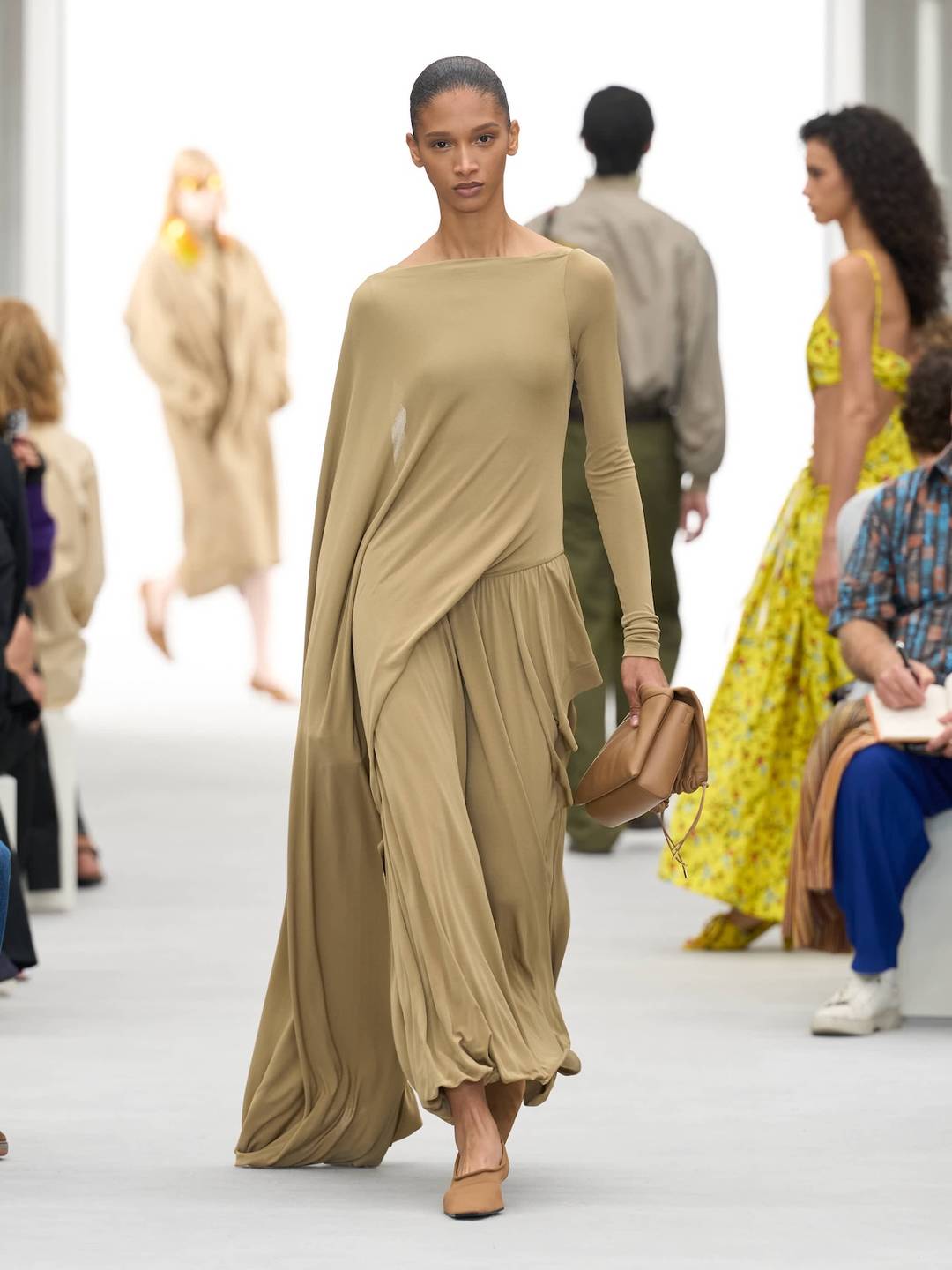 Loewe, sfilata di presentazione delle collezioni donna e uomo per la Primavera/Estate 2027.
