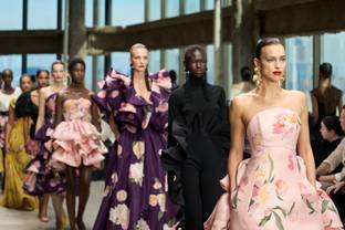 Colección de Carolina Herrera transforma el poder en belleza