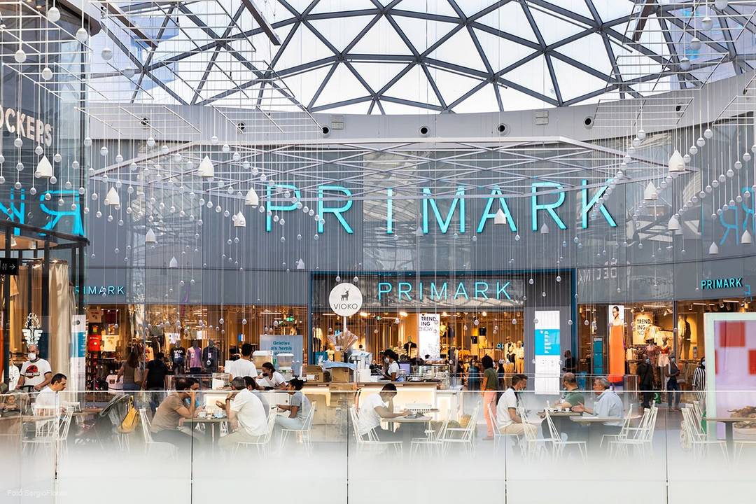 Tienda de Primark en el centro comercial Diagonal Mar de Barcelona (España).