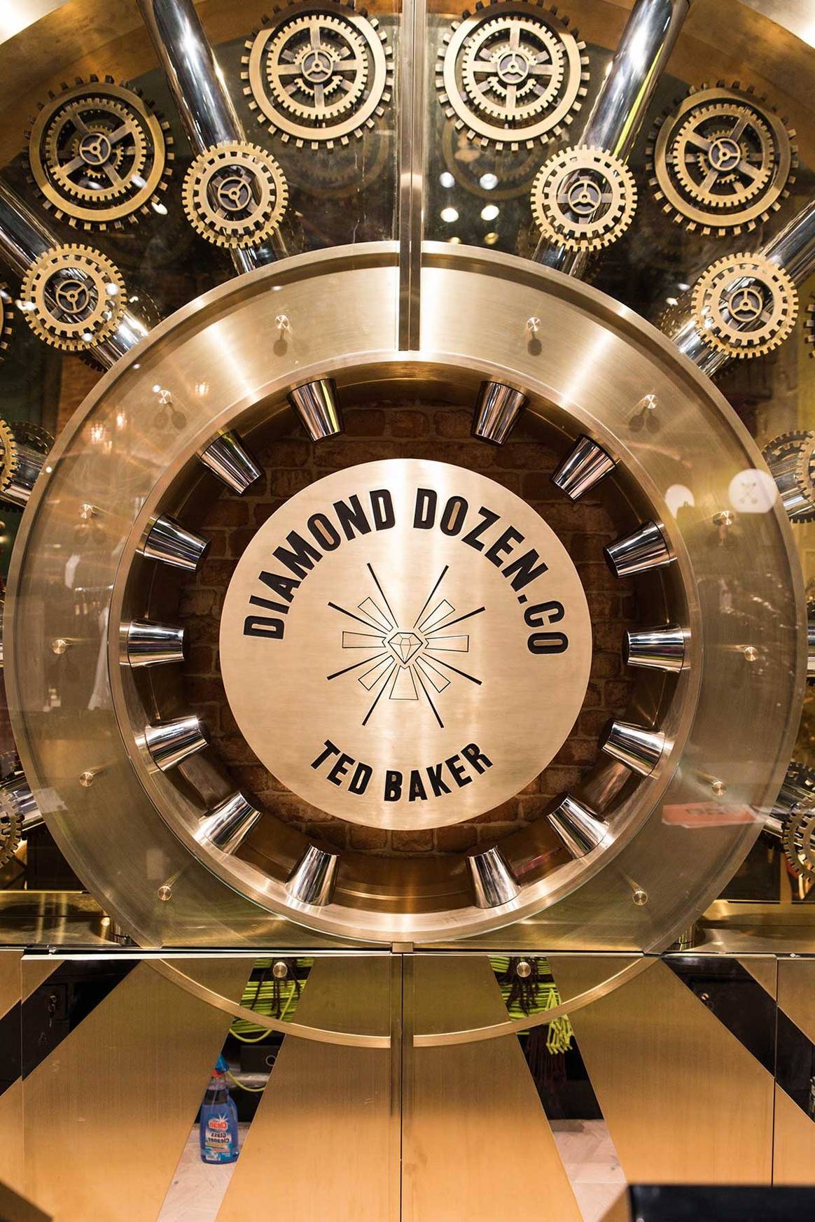 Binnenkijken: Ted Baker opent eerste Belgische winkel