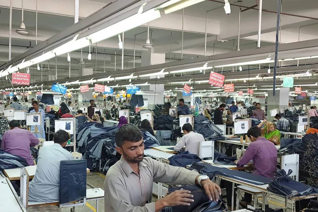 Arbeiter:innen in einer Textilfabrik in Pakistan.