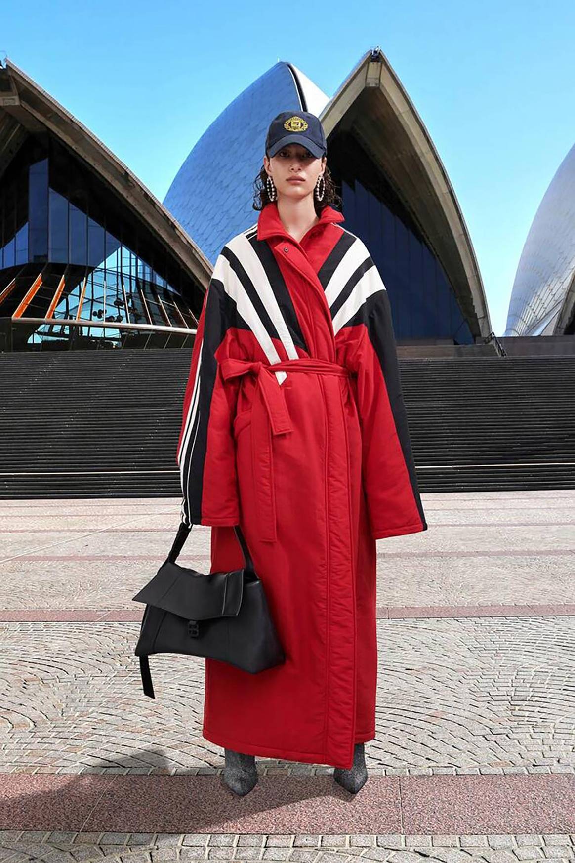 La vuelta al mundo de Balenciaga en 58 “looks” inclusivos, sostenibles y unisex