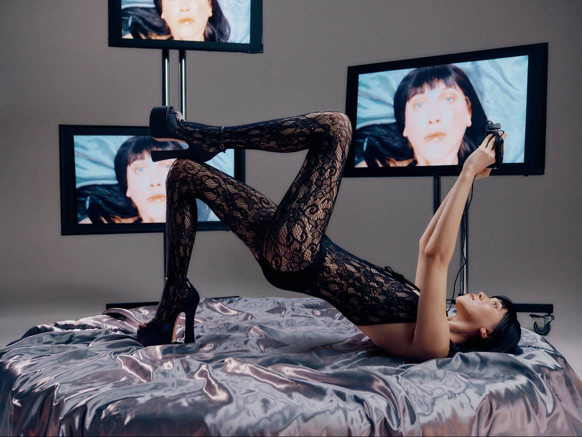 Pīferi Rosalia 165 black satin, imágenes de campaña. Foto: Pīferi