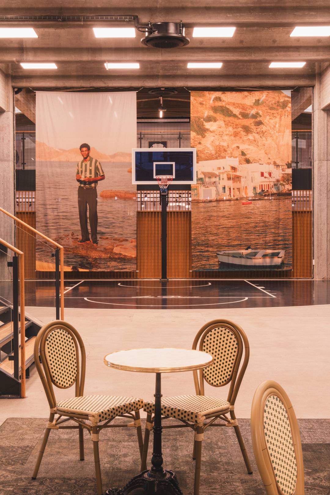 Les Deux, Headquarter