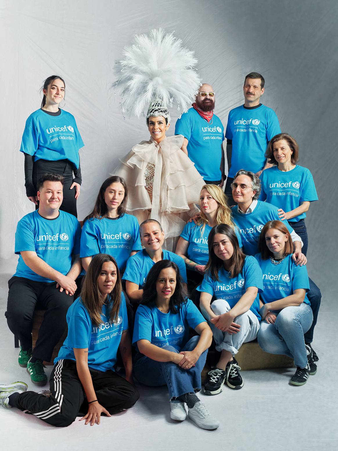 Cristina Pedroche junto al equipo del proyecto de diseño del vestido para las Campanadas 2025 de Antena 3.