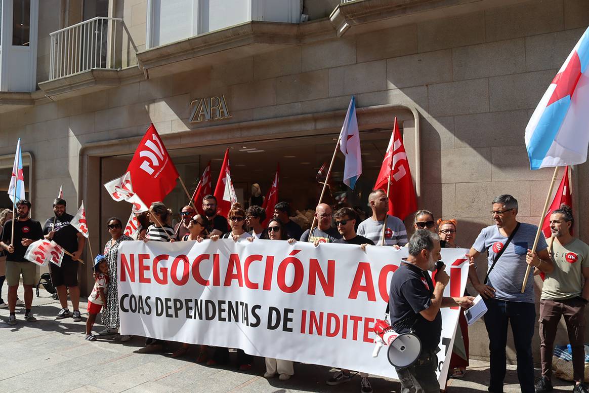 Movilización de las dependientas de Inditex de la provincia de Pontevedra durante la huelga del 27 de junio de 2024.