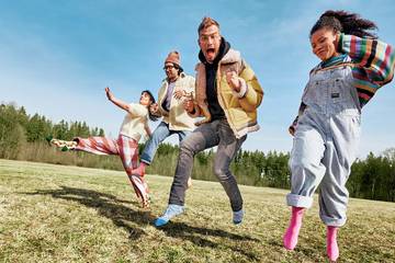 Joko Winterscheidt will mit Socken den Wald retten