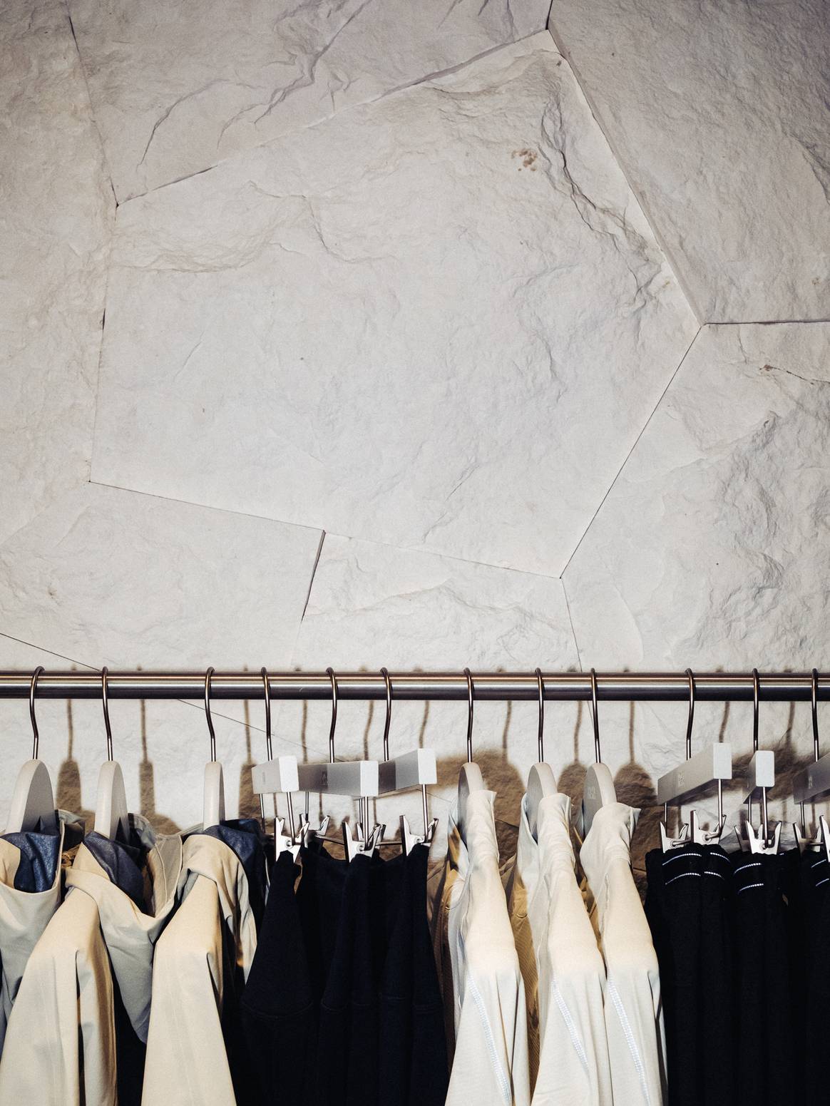 Bekleidungsangebot im neuen Hoka-Flagship