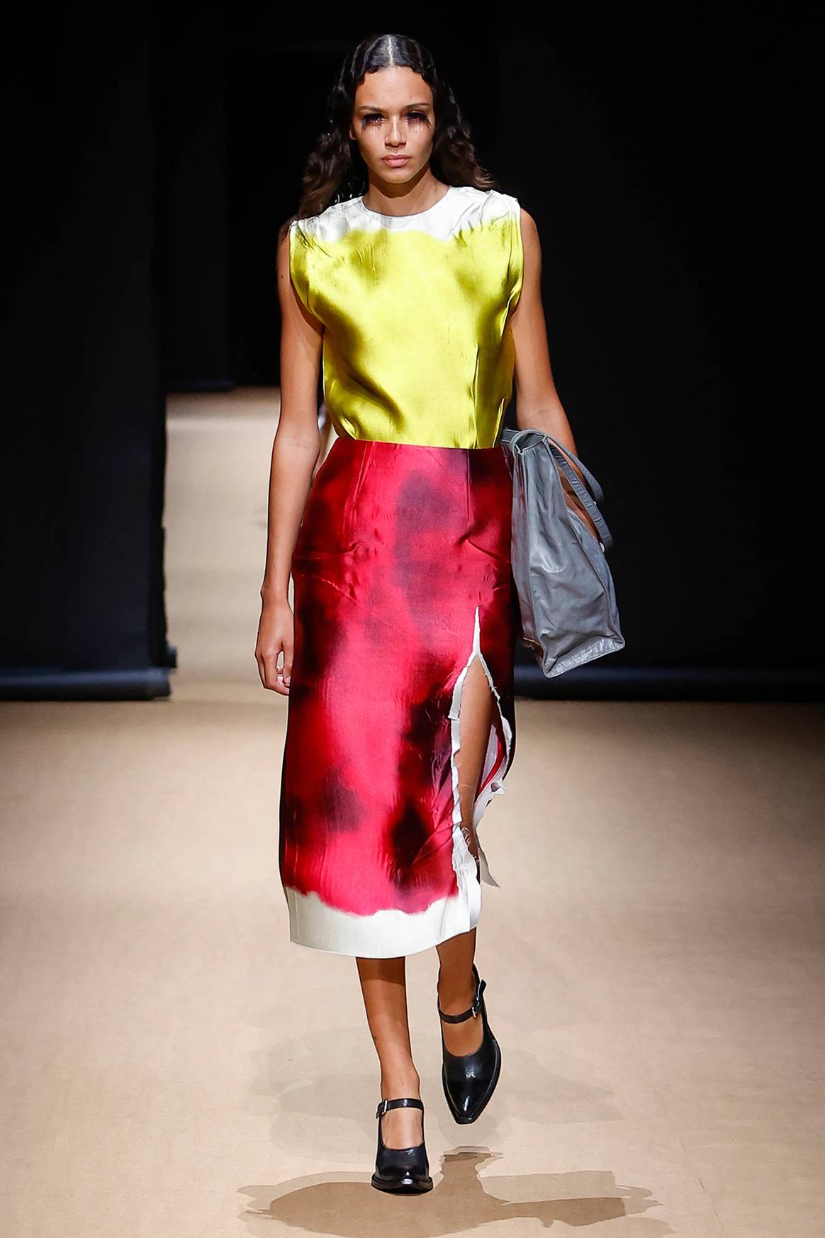 Photo Credits: Prada, colección de mujer “Touch of Crude” para la temporada Primavera/Verano SS23. Prada, fotografía de cortesía.